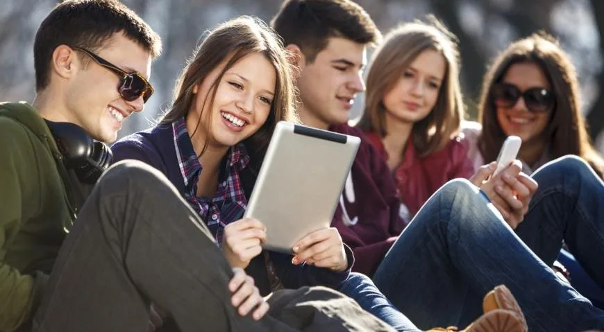 cropped-young-people-using-smartphones-and-tablets-1.jpg